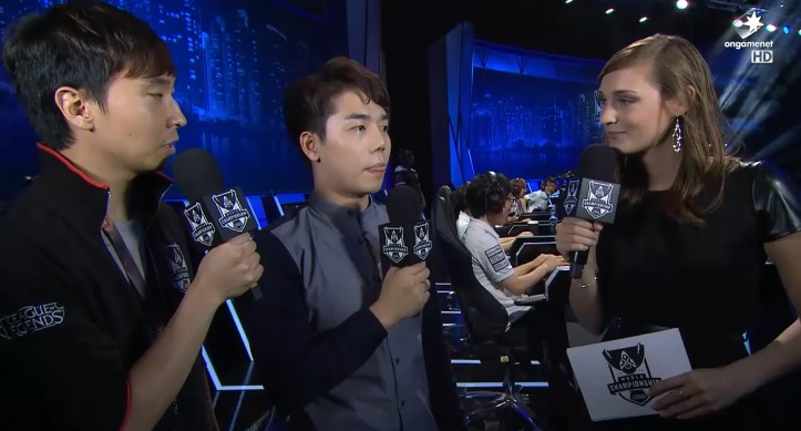 삼성 갤럭시 화이트의 코치인 윤성영(가운데)이 공식 인터뷰에 응하고 있다(사진=온게임넷 중계 화면 캡처).