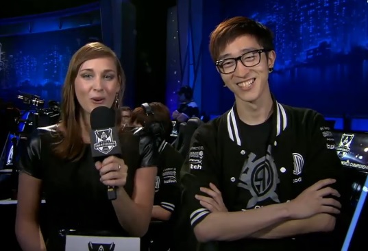 라이엇게임즈의 공식 인터뷰에 응하고 있는 솔로미드의 전략 코치 '로코도코' 최윤섭(오른쪽, 사진=온게임넷 생방송 캡처).