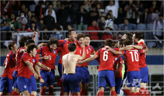 대한민국이36년만에금메달을놓고격돌한북한을상대로연장전까지가는접전끝에1-0으로승리,금메달을획득했다.2일오후인천문학경기장에서열린'2014인천아시안게임남자축구결승'에서승리를확정지은대한민국축구대표팀이광종감독을비롯한선수들이기뻐하고있다.대한민국이축구종목에서금메달을획득한것은1986년서울대회이후28년만이다.윤성호기자