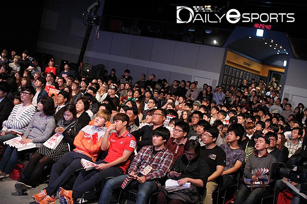 스타크래프트2 개인리그인 월드 챔피언십 시리즈 GSL 시즌3 결승전을 찾은 관객들.