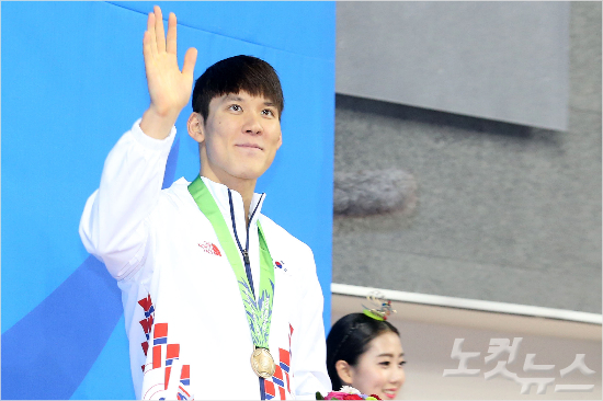2014인천아시안게임수영자유형400m에서동메들을획득한'마린보이'박태환이23일오후인천문학박태환수영장에서시상대에올라관중들에게인사하고있다.박종민기자