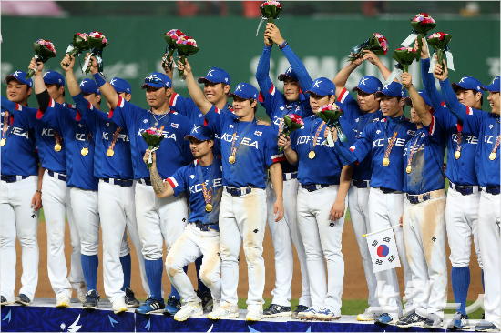한국야구는광저우대회에이어아시안게임2연패에성공했다.하지만금메달이라는본분보다병역면제혜택라는부가적인혜택에집중했다는지적은대회후에도계속되고있다.황진환기자