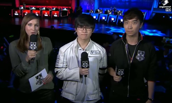 삼성 갤럭시 화이트의 미드 라이너 '다데' 배어진(가운데)이 공식 인터뷰에 응했다(사진=온게임넷 중계 화면 캡처).