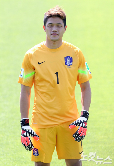 2010년남아공월드컵부터한국축구대표팀의붙박이수문장으로활약했던정성룡은브라질월드컵에서의부진한활약에9월A매치부터대표팀의부름을받지못하고있다.황진환기자