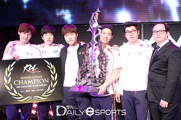 코리아 도타2 리그(KDL) 무실세트 우승을 차지한 MVP 피닉스.