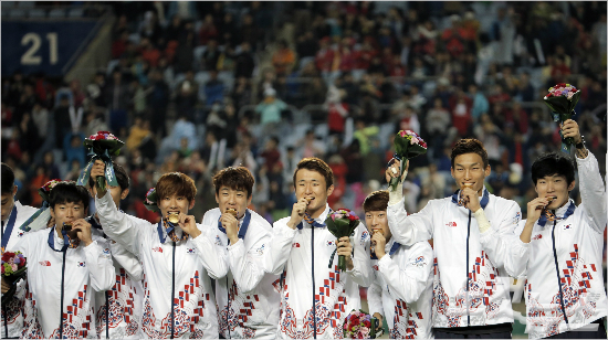 1986년서울대회이후28년만에한국축구의아시안게임금메달을이끈수비수김진수(왼쪽첫번째)는오른쪽허벅지부상으로10월A매치에결장한다.윤성호기자