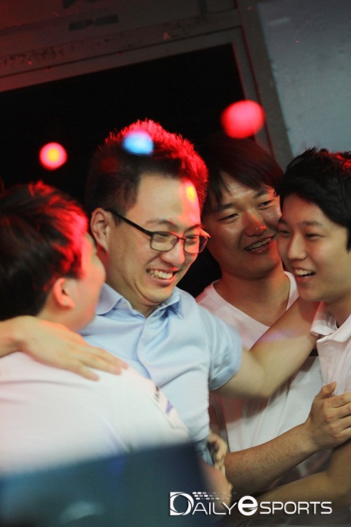 KT 롤스터 리그 오브 레전드 팀을 이끌고 있는 이지훈 감독(가운데).