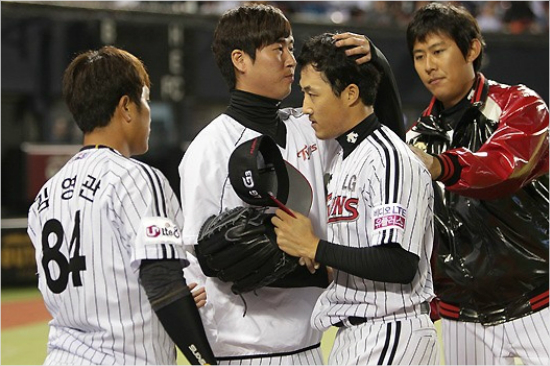 '괜찮아,한거나진배없다'LG투수신정락(오른쪽두번째)이6일잠실NC전에서노히트노런을기록중이던8회1사에서손톱이상으로교체된뒤동료들의격려를받고있다.(잠실=LG트윈스)