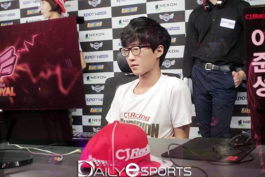 조성제에게 패하고 아쉬움에 자리를 뜨지 못하는 유영혁.