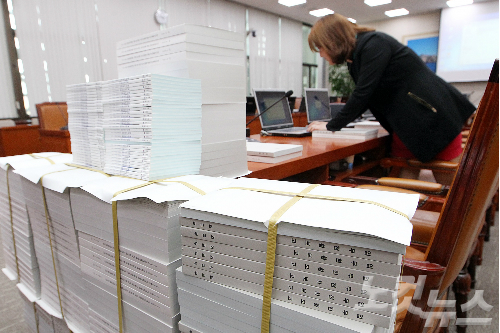 국정감사를하루앞둔지난6일오후국회외교통일위원회전체회의실에서관계자들이국감최종점검을하고있다.(사진=윤창원기자)
