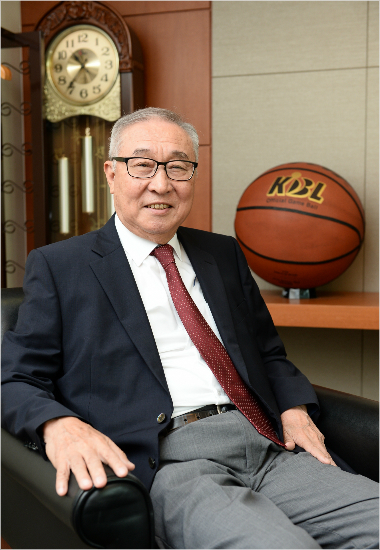 위기의한국프로농구의구원투수로나선김영기KBL총재.그는프로농구출범을이끈초대총재이기도하다.(자료사진=KBL)