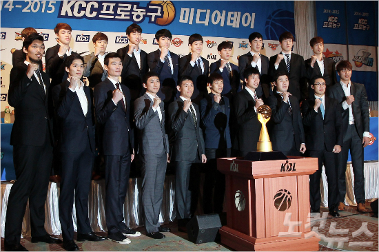 '과연우리의경쟁력은어떻게될까?'6일‘2014-2015KCC프로농구’미디어데이에참석한각팀선수들이포토타임을갖는모습.(사진=황진환기자)