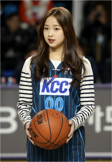 11일KCC-동부의전주경기에시구자로나서는리듬체조요정손연재.(자료사진=KBL)