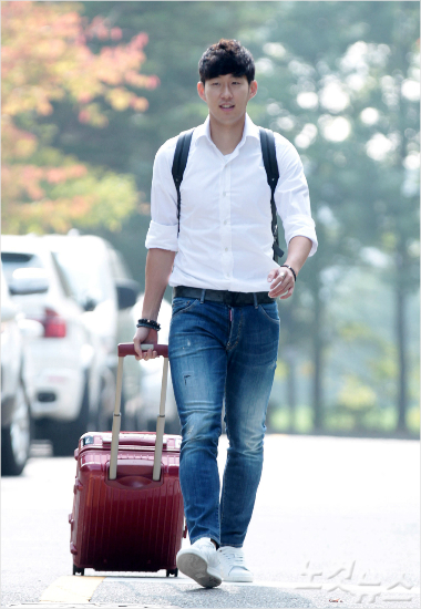 파라과이,코스타리카와의평가전을앞두고소집된축구대표팀손흥민이7일경기도파주NFC로들어서고있다.(박종민기자)