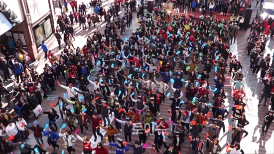 ▲지난해남포동비프광장에서열린플래시몹.<부산영화협동조합제공>