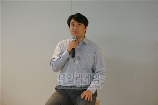 네시삼십삼분 소태환 대표가 9일 출시할 '회색도시2'에 대해 설명하고 있다.