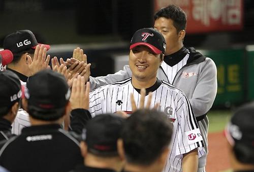 ▲경기직후동료들과기쁨을나누는이진영.사진│LG트윈스