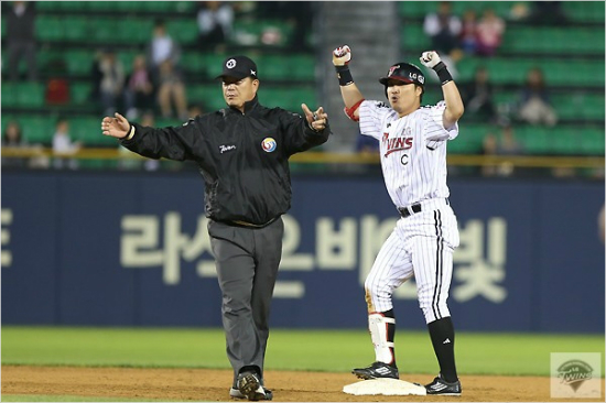 '으샤으샤,가을야구간다!'LG주장이진영이7일잠실삼성전에서8회결승타를때려낸뒤두손을번쩍들고승리의포즈를취하고있는모습.(자료사진=LG트윈스)