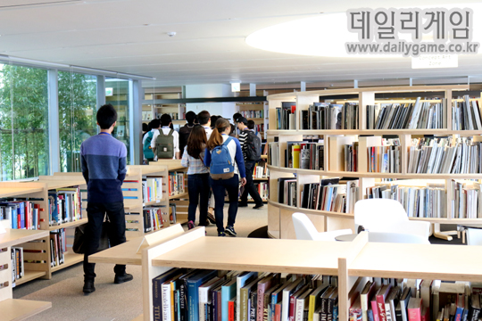 게임 관련 서적부터 잡지까지 다양한 종류의 책들이 빼곡히 꽂혀있다.