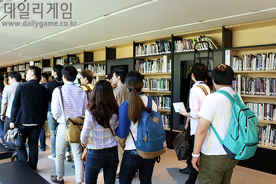 끝없이 펼쳐진 책장들.