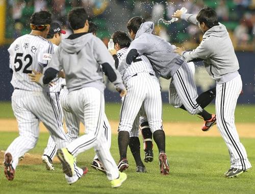▲9일,잠실KIA전에서끝내기역전승리이후기뻐하는LG선수들.사진│LG트윈스