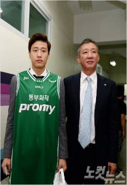 허재KCC감독,원주동부로부터지명을받은첫째아들허웅(사진제공=KBL)