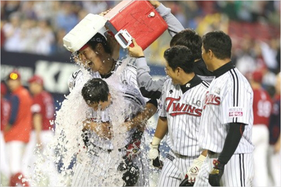 '추워도좋다'9일KIA와올시즌마지막홈경기에서끝내기타점을올린LG주장이진영이동료들에게얼음물세례를당하는모습.(자료사진=LG트윈스)