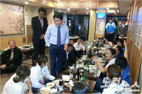 "3억?OK,기분이닷!"지난2일여자농구대표팀의인천아시안게임금메달회식자리에서최경환WKBL명예총재가선수들이포상금1억원증액을합창하자흔쾌히허락하는모습.(자료사진=임종률기자)