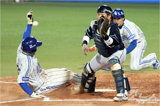 '몸조심해야겠네'올해프로야구포스트시즌은19일부터시작돼초겨울인11월중순에야끝날전망이다.사진은지난해삼성-두산의한국시리즈7차전모습.(자료사진=황진환기자)