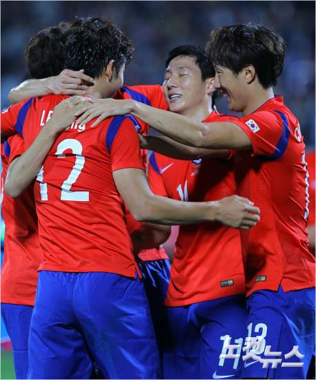 10일천안종합운동장에서열린국가대표평가전대한민국과파라과이의경기에서전반전팀의두번째골을성공시킨남태희가동료들의축하를받고있다(사진=박종민기자esky0830@cbs.co.kr)