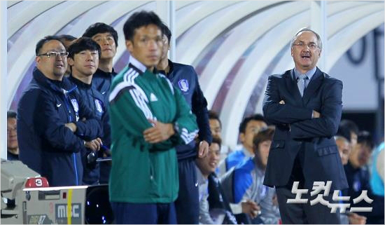 10일천안종합운동장에서열린국가대표평가전대한민국과파라과이의경기에서울리슈틸리케감독이그라운드를바라보고있다(사진=박종민기자esky0830@cbs.co.kr)