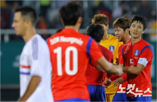 10일천안종합운동장에서열린대한민국과파라과이의경기에서2대0으로평가전첫승리를장식한대한민국선수들이기뻐하고있다(사진=박종민기자esky0830@cbs.co.kr)