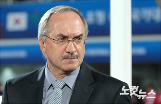 10일천안종합운동장에서열린국가대표평가전대한민국과파라과이의경기에서대한민국축구대표팀슈틸리케감독이경기시작을기다리고있다(사진=박종민기자esky0830@cbs.co.kr)