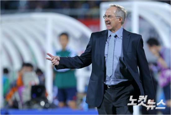 10일천안종합운동장에서열린국가대표평가전대한민국과파라과이의경기에서후반전슈틸리케감독이작전을지시하고있다(사진=박종민기자esky0830@cbs.co.kr)