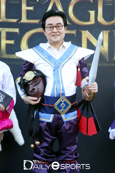 전병헌 협회장 '신바람 탈 샤코' 코스프레로 롤드컵 열기 '후끈'