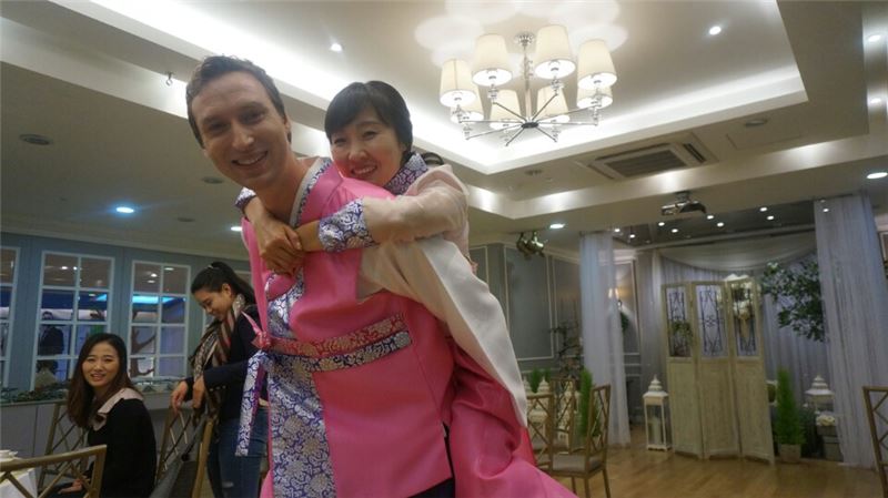 호주 출신 전 프로게이머 피터(왼쪽)가 신부 박미화 씨를 업고 포즈를 취했다.