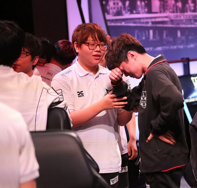 삼성 갤럭시 블루 김혁규(오른쪽)가 화이트 허원석으로부터 위로를 받고 있다(사진=라이엇게임즈 제공).
