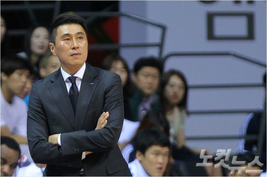 '내마음대로안되네'화려한현역시절을보냈던이상민삼성감독은사령탑첫시즌을올시즌연패로시작하는등힘겨운일정을보내고있다.사진은지난11일오리온스와감독데뷔전모습.(자료사진=박종민기자)