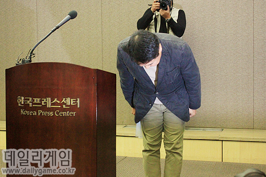 고개 숙여 사과하는 이석우 다음카카오 공동 대표.