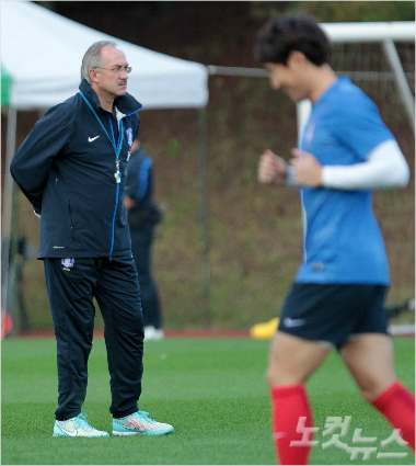 12일오후경기도파주NFC에서열린대한민국축구대표팀팬들과함께하는공개훈련에서슈틸리케감독이선수들의훈련모습을지켜보고있다.(박종민기자)