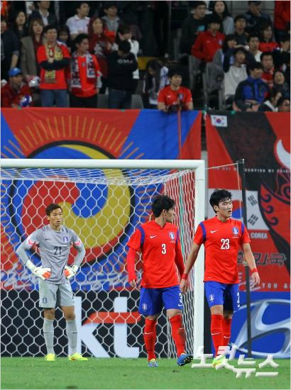 14일저녁서울월드컵경기장에서열린하나은행초청축구국가대표팀친선경기대한민국과코스타리카의경기후반전세번째골을허용한대한민국선수들이실망하고있다.(박종민기자)