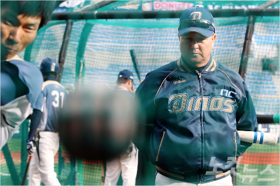 김경문감독이선수들의훈련을지켜보고있다.윤성호기자