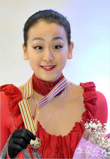 '나는어떻게할까요?'일본남자피겨간판다카하시다이스케의은퇴로열애설이났던여자스타아사다마오의거취에도관심이쏠리고있다.(자료사진)