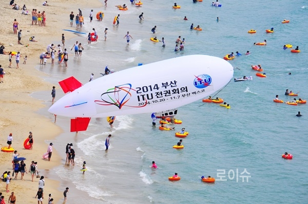 ▲지난8월해운대해수욕장상공에뜬ITU전권회의비행선.<부산시제공>