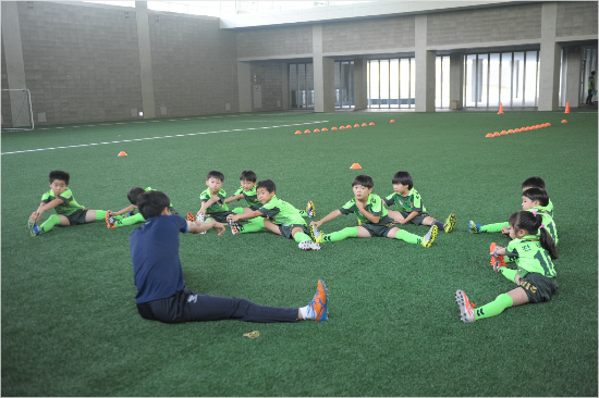 전북현대유소년보급반어린이들이프로선수들이사용하는클럽하우스시설에서전문지도자의지도를받고있다.(자료사진=전북현대)