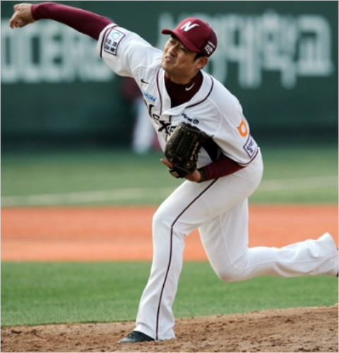 '선발로이렇게던지면되지'포스트시즌에서전격선발전환가능성이제기된넥센마무리투수손승락.(자료사진=넥센히어로즈)