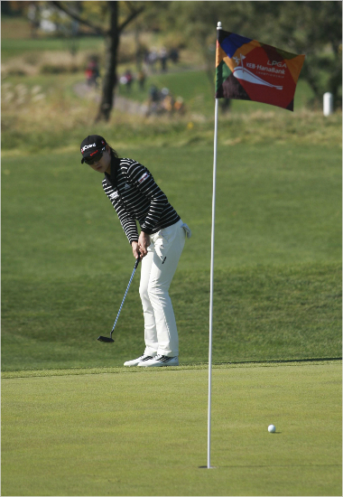 지난주한국여자프로골프(KLPGA)투어에서연장서아쉽게패했던이정민은곧바로국내에서열리는미국여자프로골프(LPGA)투어에서우승기회를잡았다.(자료사진=LPGA하나·외환챔피언십대회본부)