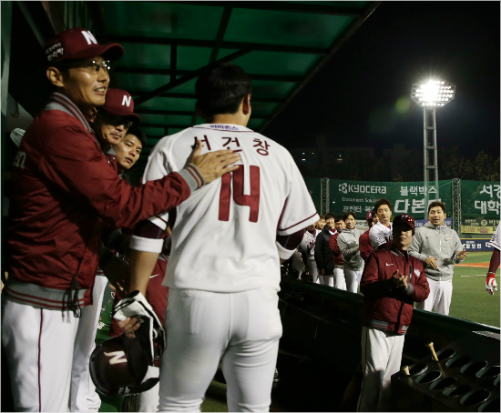 '못치면어쩔뻔?고생했다'염경엽넥센감독(왼쪽)이17일SK전에서사상최초로한시즌200안타를치고득점한서건창의등을두드리며격려하고있다.(목동=넥센히어로즈)