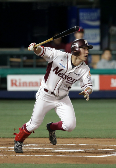 '감독님,걱정마세요'서건창이17일SK전에서1회상대선발채병용을상대로2루타를뽑아내며사상첫한시즌200번째안타의궤적을응시하고있다.(목동=넥센히어로즈)