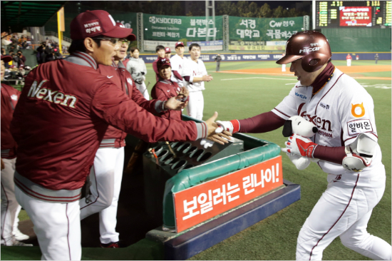 '정호야,잘했어'염경엽넥센감독(왼쪽)이17일SK전에서유격수사상최초로40홈런을쏘아올린강정호와악수를나누며격려하고있다.(목동=넥센히어로즈)